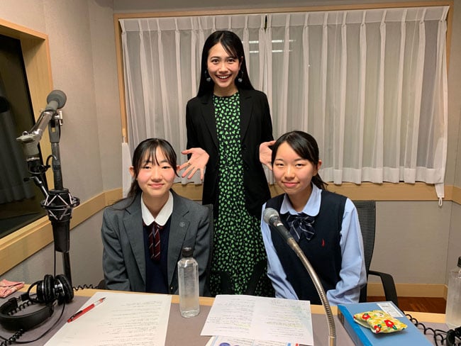 千葉県大会の最優秀賞チーム「WAKE2」の「草場美海」さん、「古澤梨子」さん